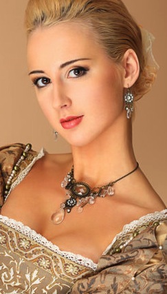 wpid-web_lady_in_medieval_dress_s30_30_part.jpg