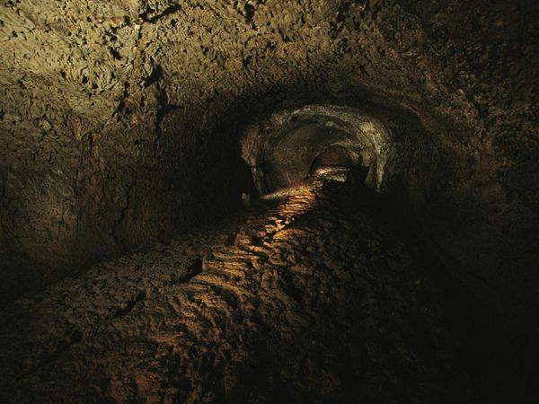 lava-tube-cave_1036_600x450.jpg