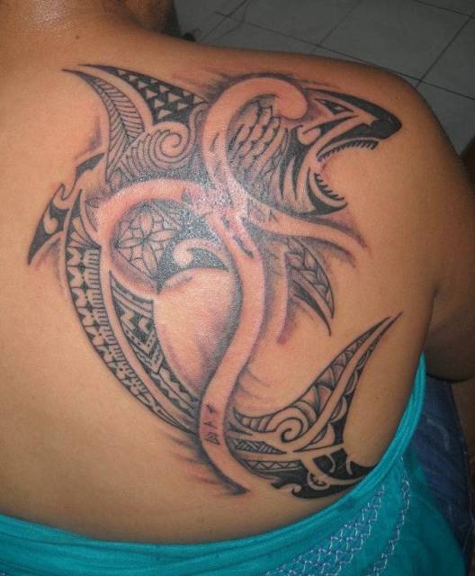 tatuajes-tiburones-mujeres-femeninos-omoplato-espalda-polinesios-fiji-jay-mestup-inks-fiji-tatouages-requins-femmes-feminins-omoplate-dos-polynesiens-fidji-shark-shoulder-blade-polynesian-women-girls-tattoo.jpg