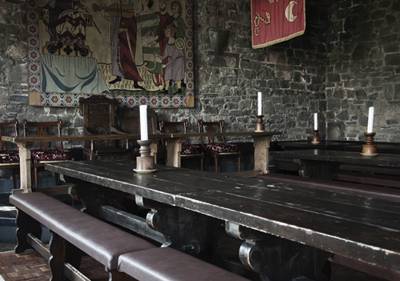 medieval-banquets-tables-31473715.jpg