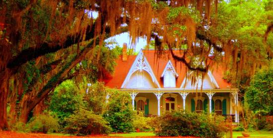 Secret-Creole-Cottage-obscured-by-live-oak-trees-festooned-with-Spanish-Moss.-South-Louisiana.jpg