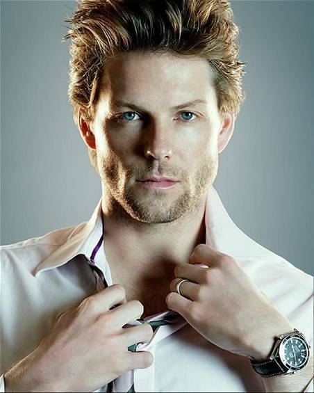 Jamie-Bamber-battlestar-galactica-4599634-452-565.jpg